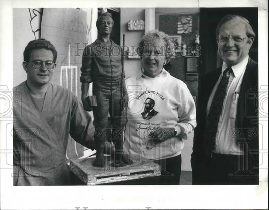 1990 Press Photo Model of statue Pres. Jame A. Garfield, with sculptor - Historic Images