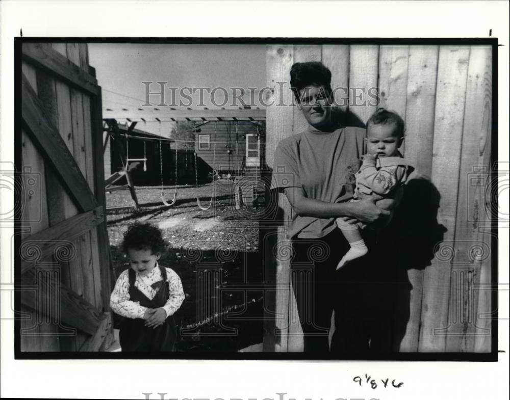 1991 Press Photo Mrs. Dana Bauer with her two children Lindsay and Jeffery - Historic Images