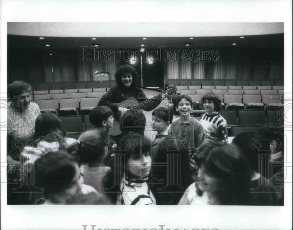 1992 Press Photo Julie Auerbach and class Park Synagogue - Historic Images