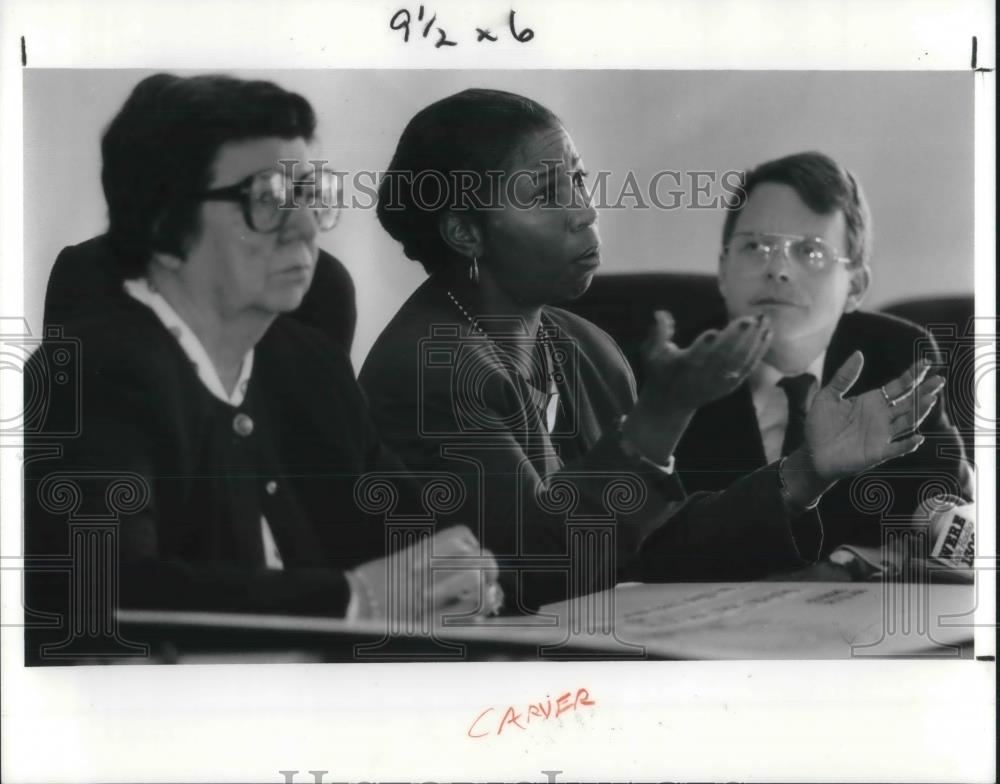 1991 Press Photo Discussing the Carver Park Housing Projects - Historic Images