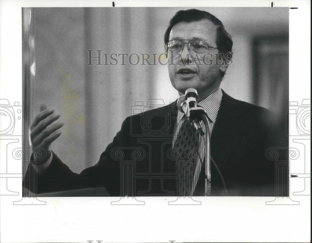 1991 Press Photo First Friday Club of Cleveland Athletic Club speaker A. DeCrane - Historic Images