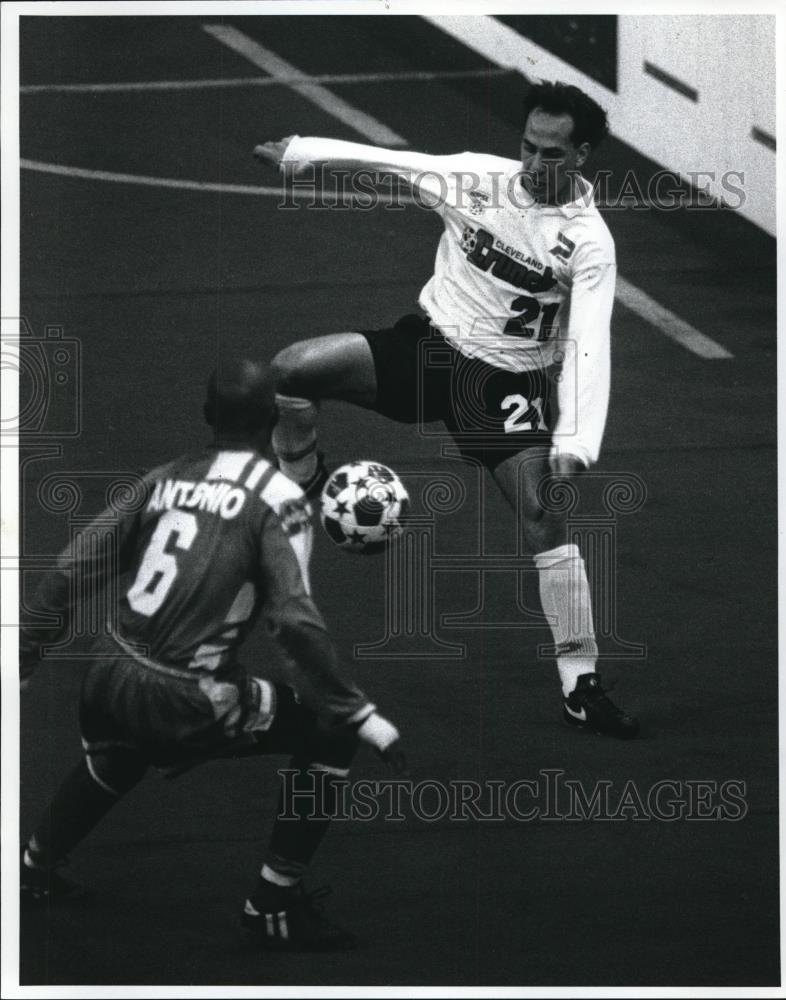 1994 Press Photo Denzil Antonio of Canton Invaders versus Crunch - cva04890 - Historic Images