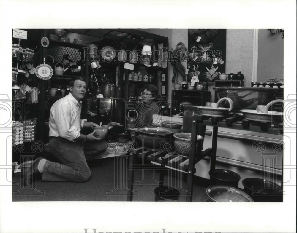 1990 Press Photo Potters Jim And Betsy Anderson With Their Work - cva03465 - Historic Images
