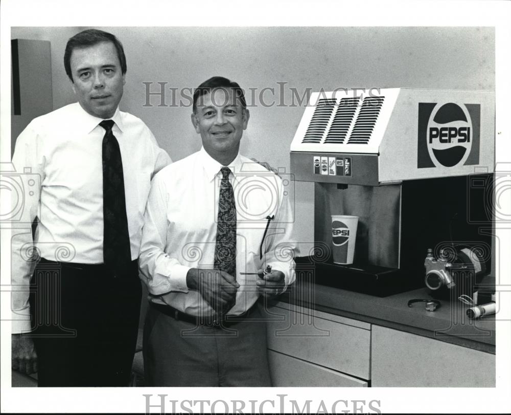 1990 Press Photo Robert Cutting Pres And Joseph Shannon Chairman - Historic Images