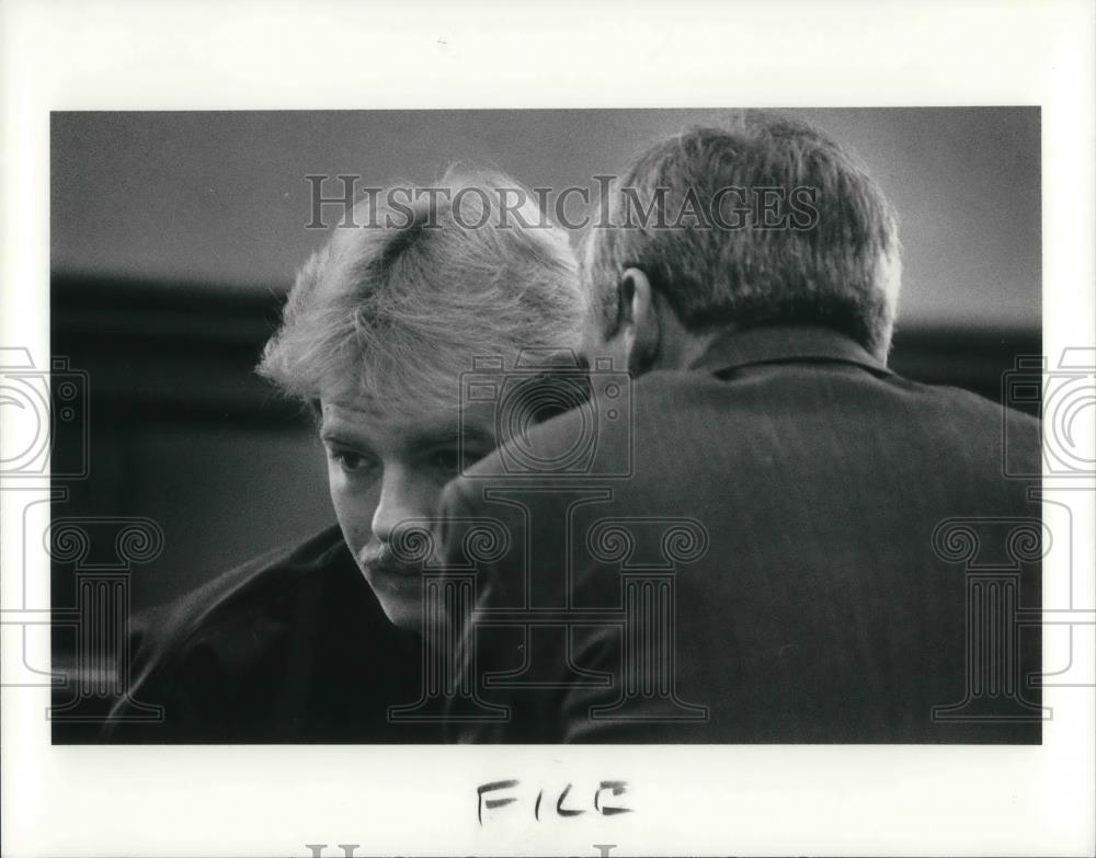 1990 Press Photo Richard Brand talks with his lawyer before a hearing - Historic Images