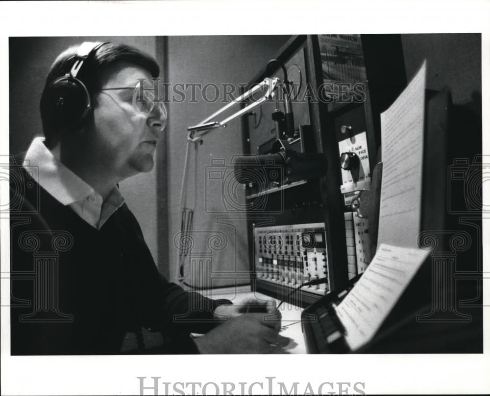 1990 Press Photo Mark DeMarino, WGAR-FM 99.5 News Director, during newscast - Historic Images