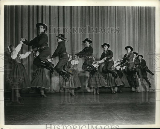 1966 Press Photo Dancers of the Mazowsze Dance Company, Poland's National Dance - Historic Images