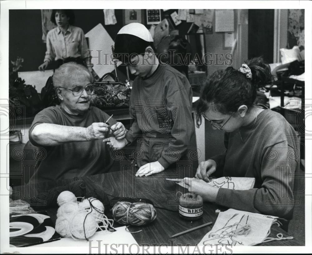 1992 Press Photo Pauline Dars, William Sherwi and Rena Snyter, Agnon School - Historic Images