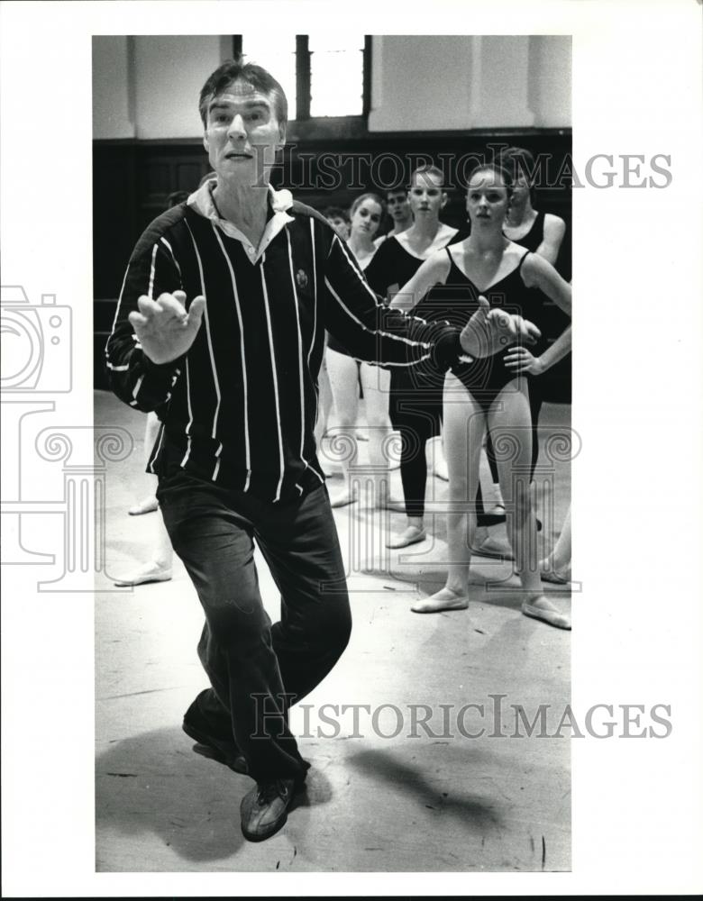 1990 Press Photo Jacques D&#39;Amboise Teaching Master Class at Akron University - Historic Images