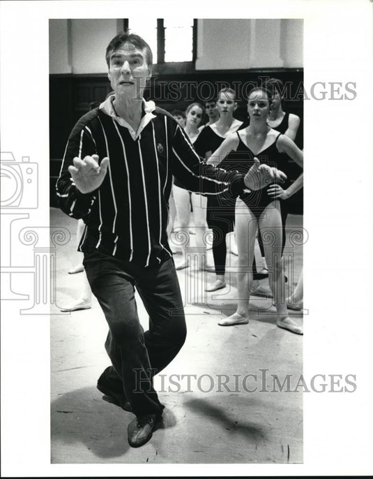 1990 Press Photo Jacques D'Amboise Teaching Master Class at Akron University - Historic Images