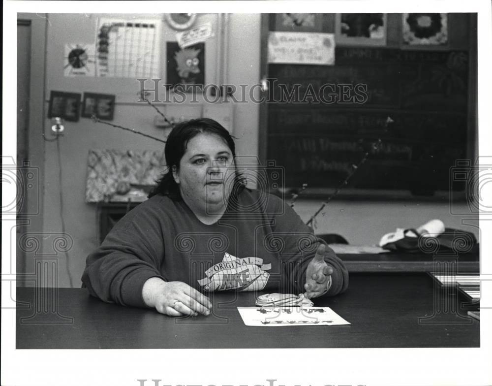 1990 Press Photo Artist Elaine Bishop at Cudell Center - Historic Images