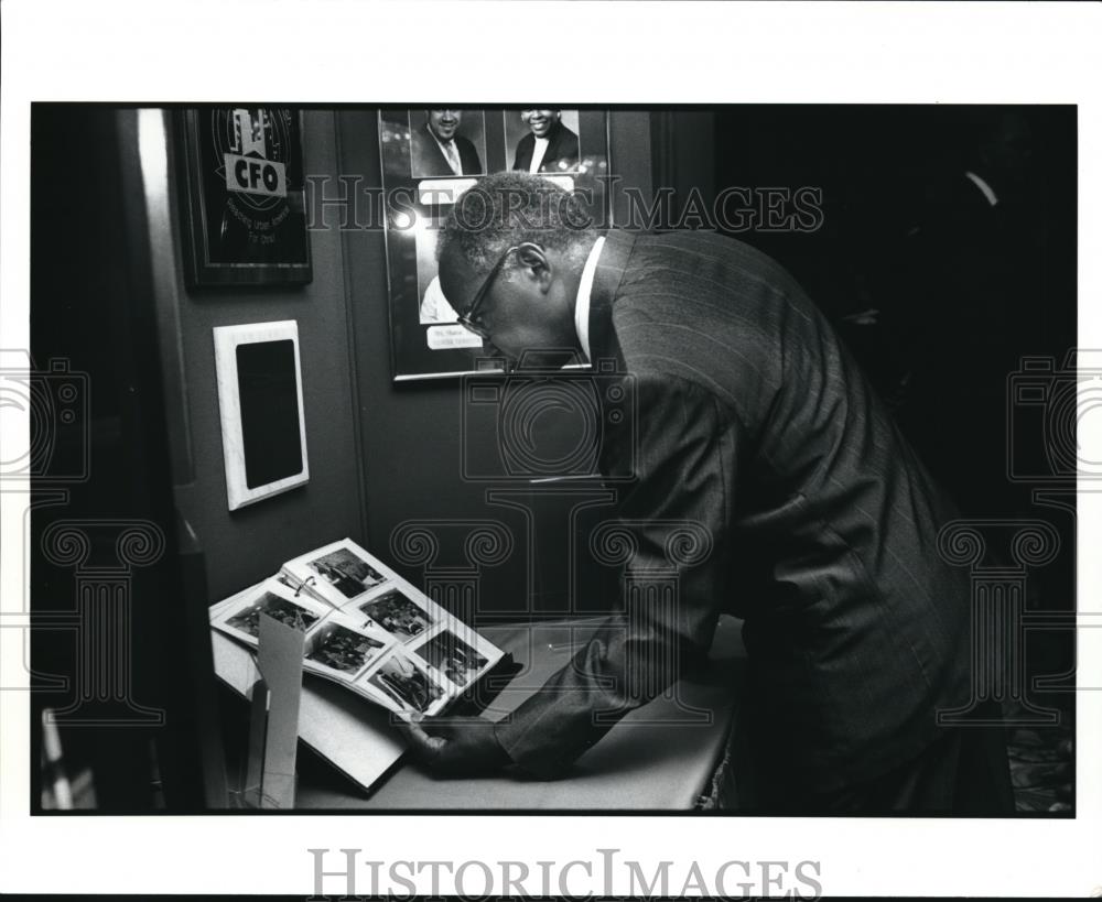 1991 Press Photo Fred Drake looks at display - Historic Images