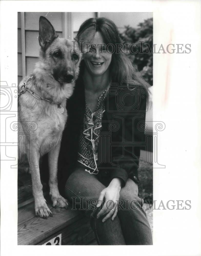 1991 Press Photo Vicky Curley with her dog? - Historic Images