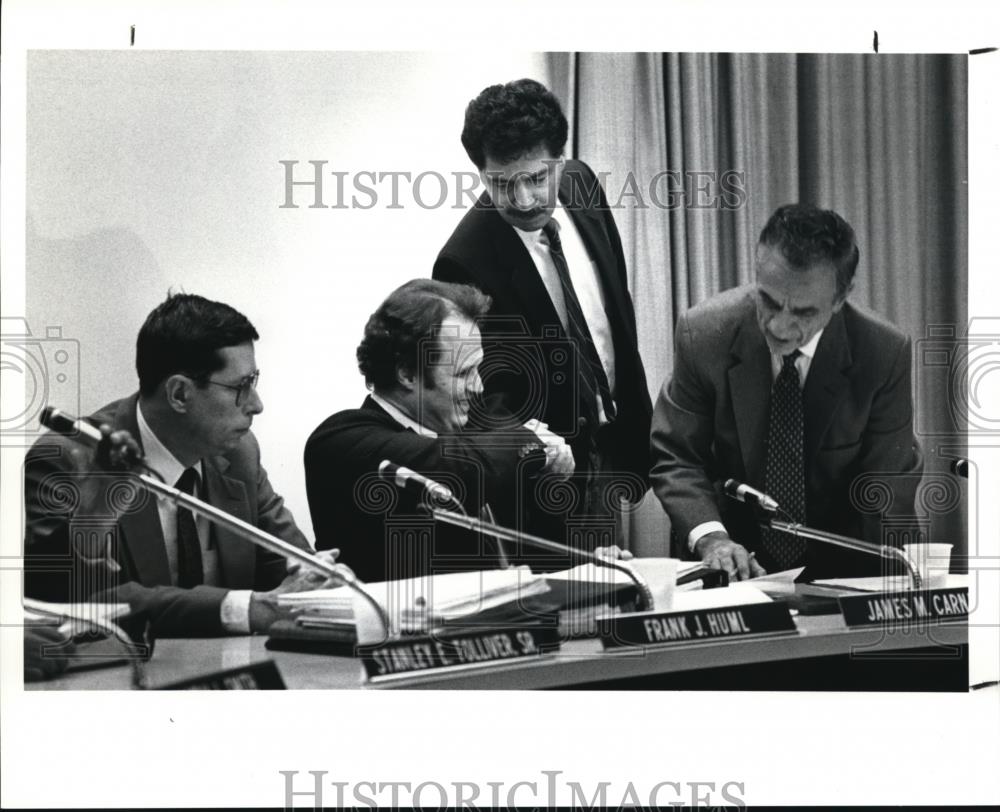 1991 Press Photo James Carney (Cleveland School Bd. pres) with Ralph Perk - Historic Images