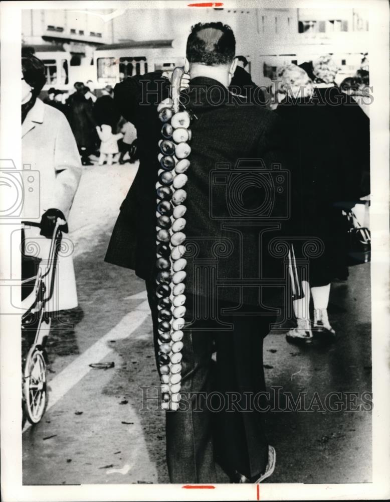 1968 Press PhotoA Tale of Onions - Historic Images