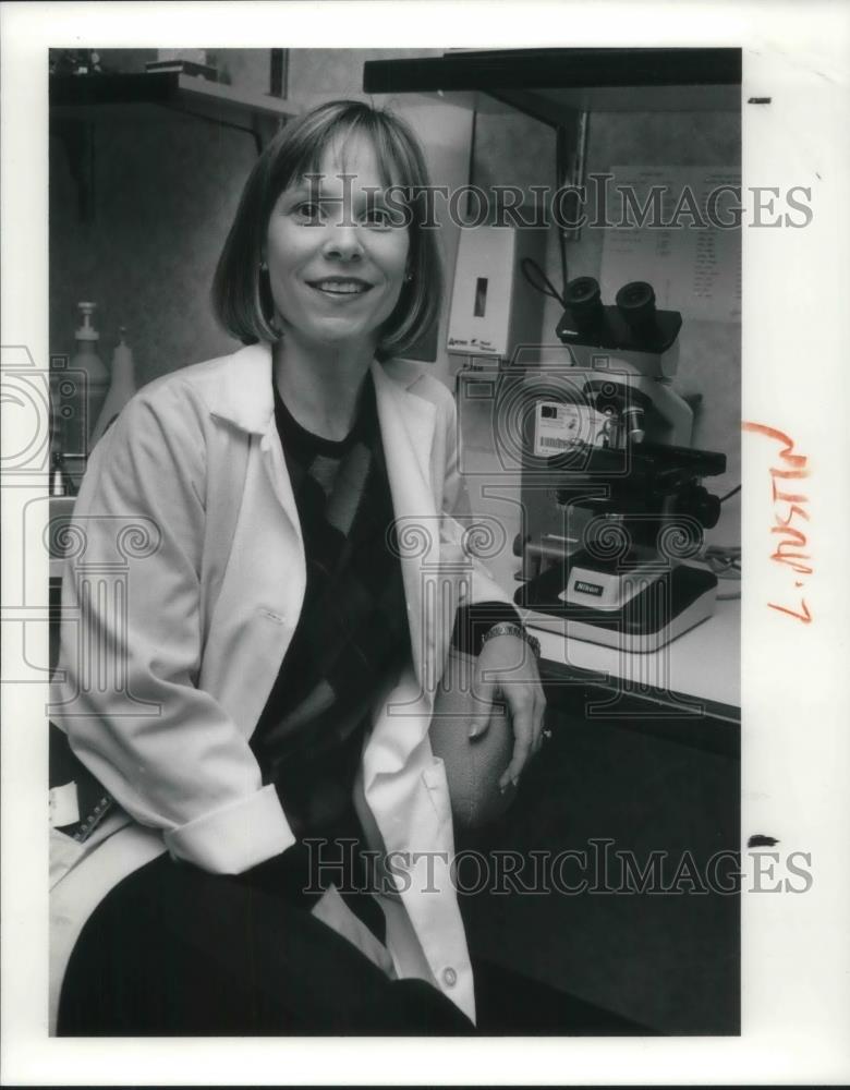 1991 Press Photo Dr. Cynthia Austin of University Hospitals in Cleveland - Historic Images