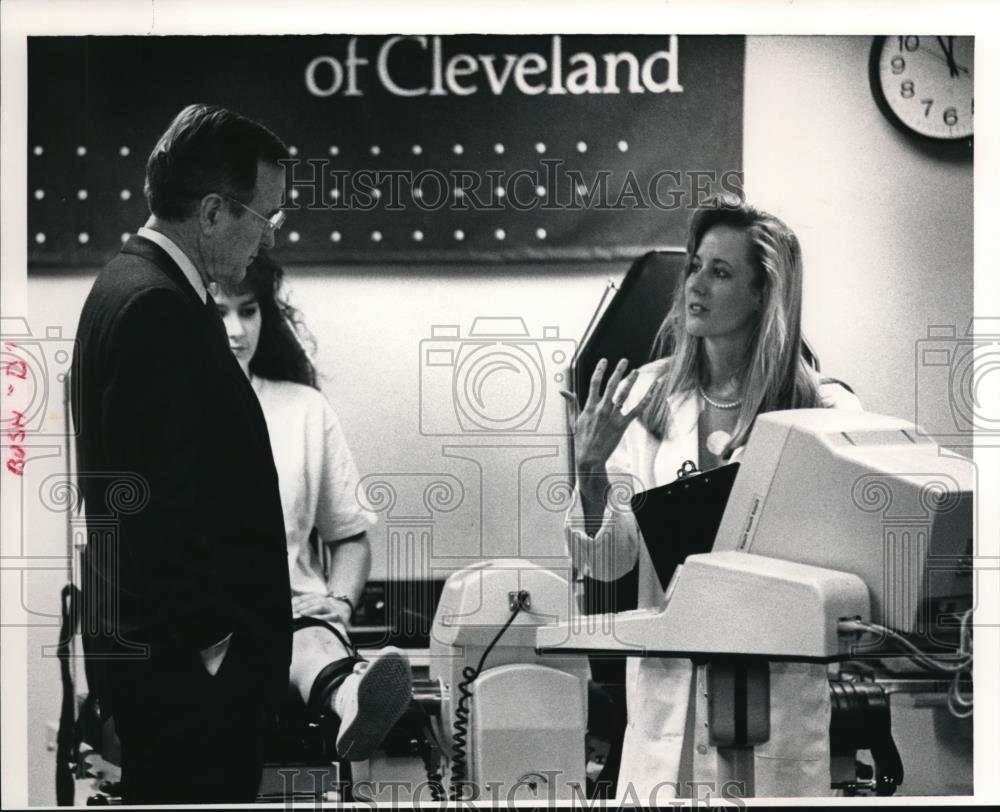 1992 Press Photo President George Bush with physical therapist Karen Barber - Historic Images