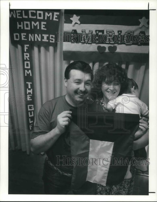 1994 Press Photo Dennis Eddings with his wife Kathy and his son Cody - Historic Images