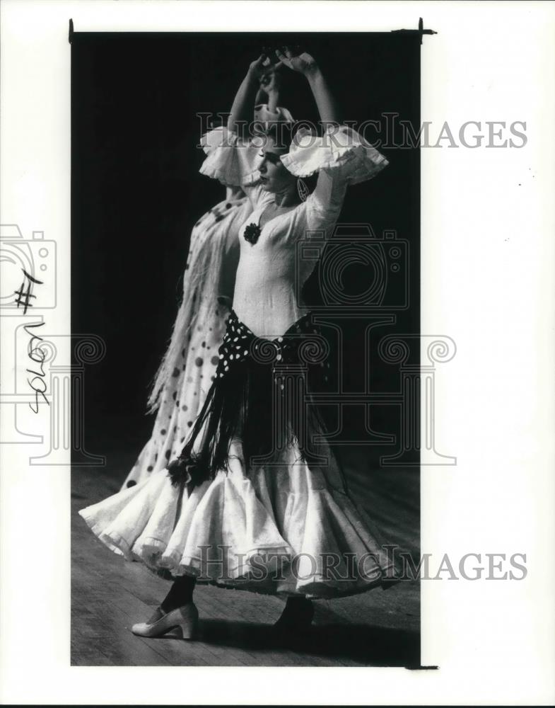 1991 Press Photo Sandra Bohl artist in the Solon High School shows off dancing. - Historic Images