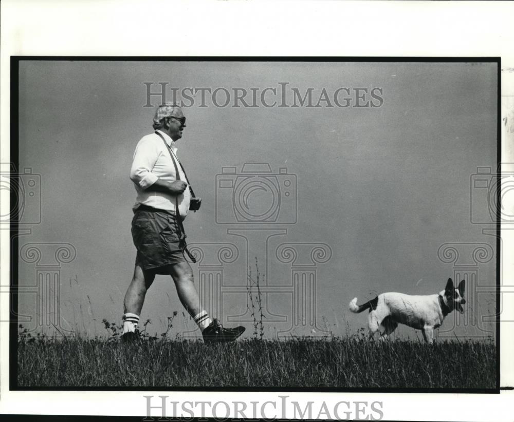 1990 Press Photo Ray Curtis walks his dogs lady and Tramp - Historic Images