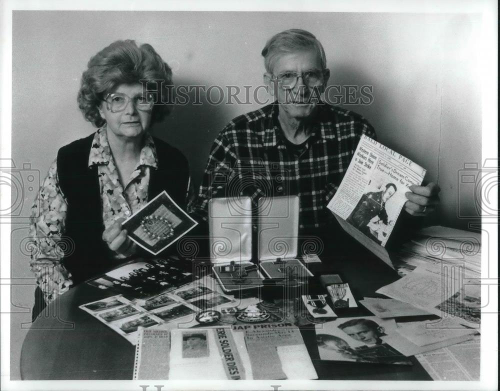 1992 Press Photo Louise and Frank Alexandrawicz with memories of his brother. - Historic Images