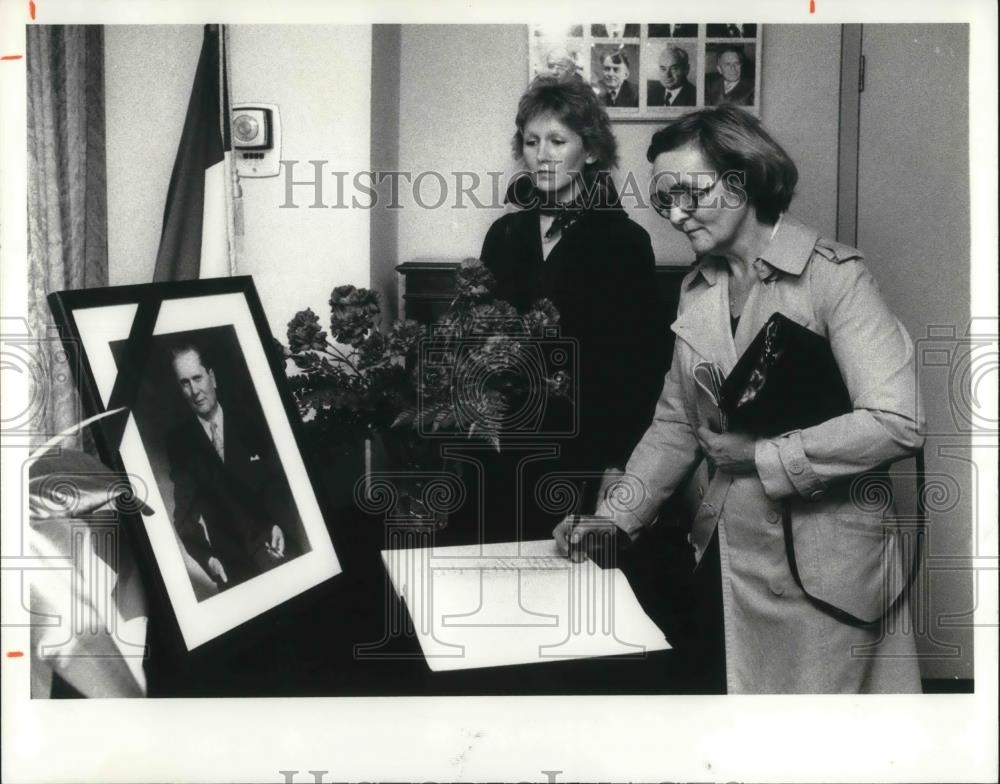 1980 Press Photo Women Check Out Yugoslavian Tito Display - Historic Images