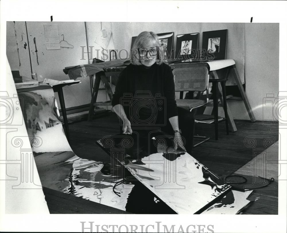 1991 Press Photo Joan Damankos and sculpture - Historic Images