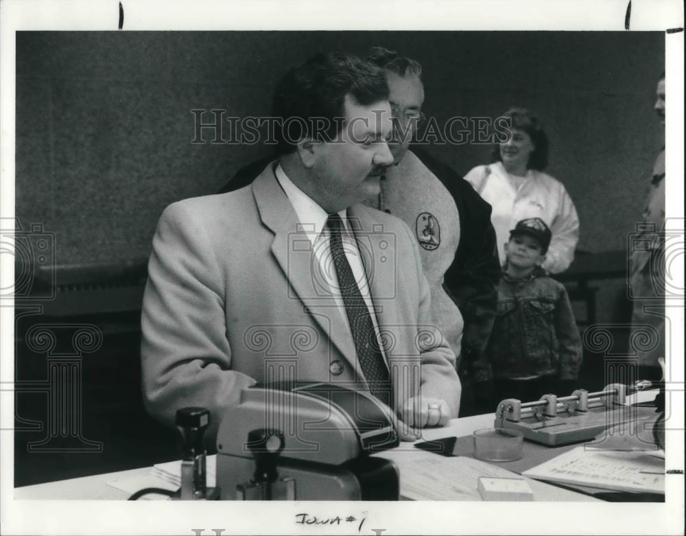 1991 Press Photo Lawyer Kreig Brusnahan Filed USS Iowa Explosion NBC Lawsuit - Historic Images