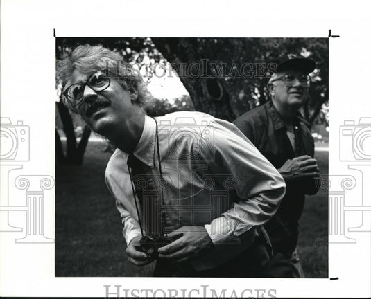 1990 Press Photo Noontime bird waters in the Donald Gray Garden - Historic Images