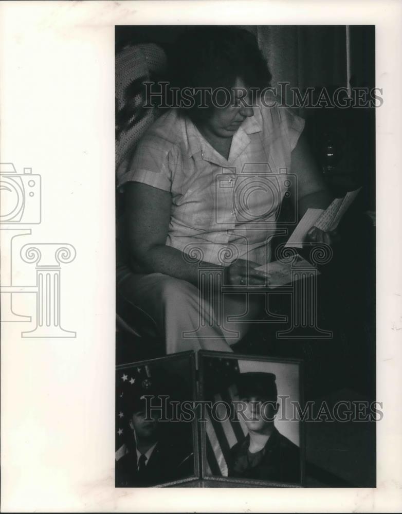 1990 Press Photo Myrtle Dodd reads a letter from her son Dennis Dodd - Historic Images