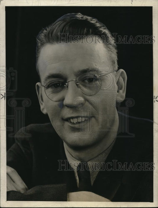 1937 Press Photo News Reporter Howard Beaufort - Historic Images