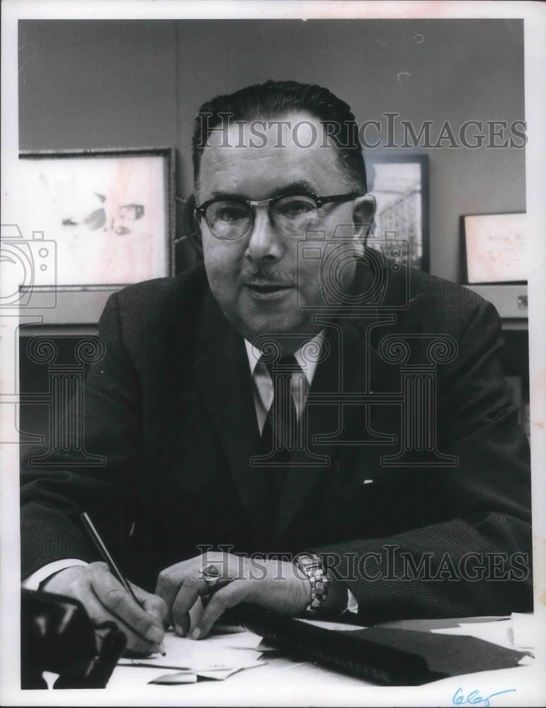 1964 Press Photo Ralph Donaldson Chief Writer Retires After 44 Years - Historic Images