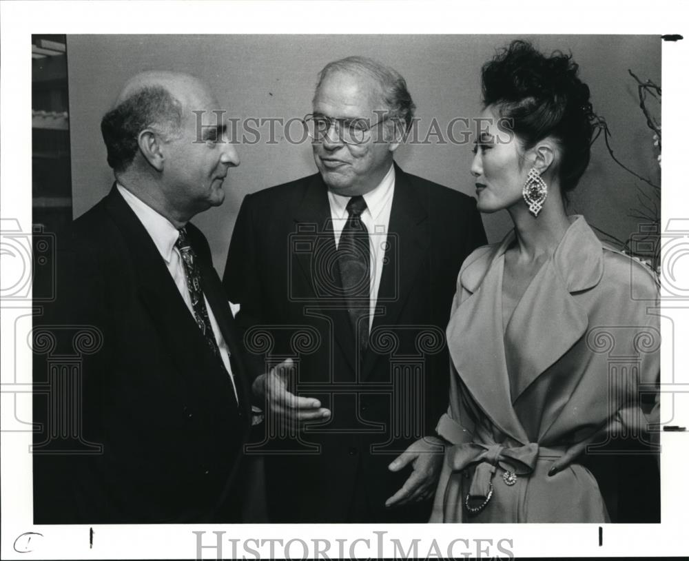 1991 Press Photo Canadian Officials Lederman and BurneyWith Designer Choi - Historic Images