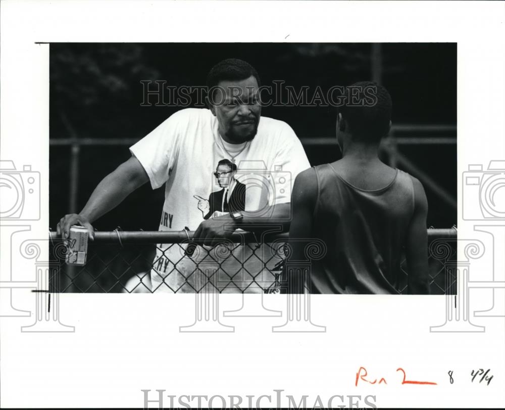 1991 Press Photo Bill Cambell Coach of TBA Track Clubs Talks to Shaun Brown - Historic Images