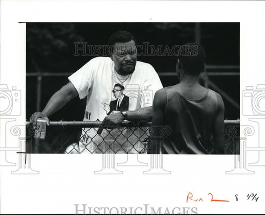 1991 Press Photo Bill Cambell Coach of TBA Track Clubs Talks to Shaun Brown - Historic Images
