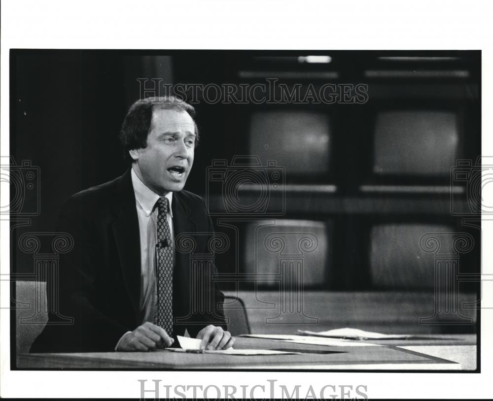 1989 Press Photo Nev Chandler gives the sports news on channel 5&#39;s 6pm newscast - Historic Images