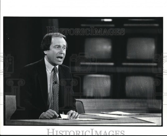 1989 Press Photo Nev Chandler gives the sports news on channel 5's 6pm newscast - Historic Images