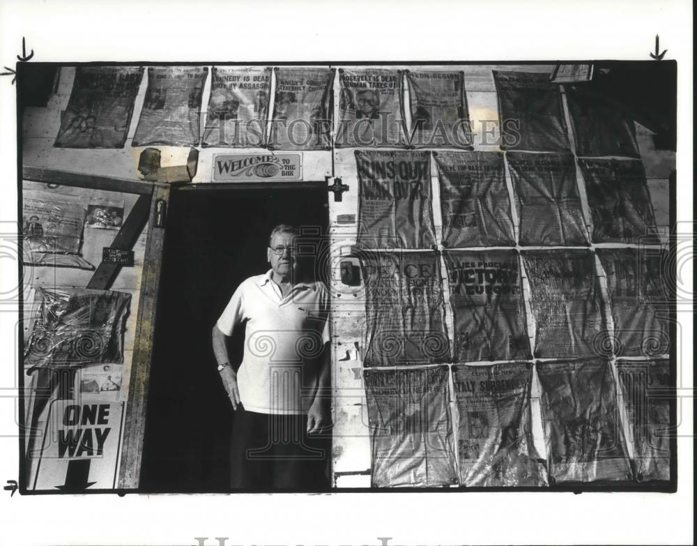 1985 Press Photo Clem DeCrane with his collection of newspaper front pages - Historic Images