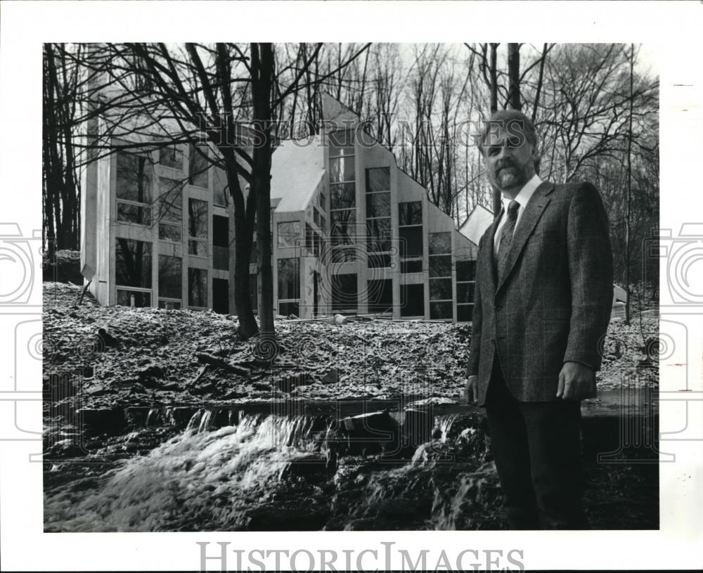 1991 Press Photo Robert Corna with project home 2000 Houses. - Historic Images