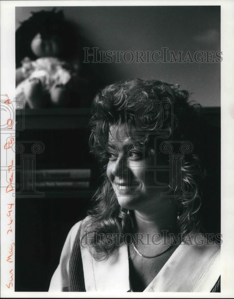 1994 Press Photo Lisa Buccitelli Smiles With Fluffy Curly Perm - Historic Images