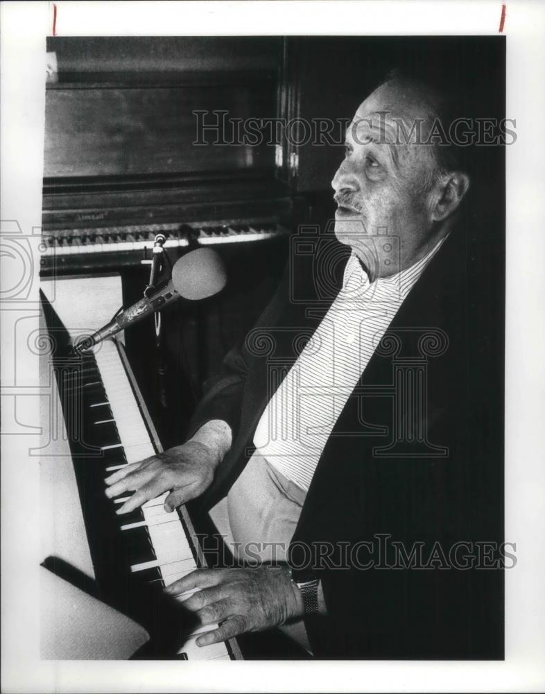 1986 Press Photo Sonny Bain At Piano Bar - Historic Images