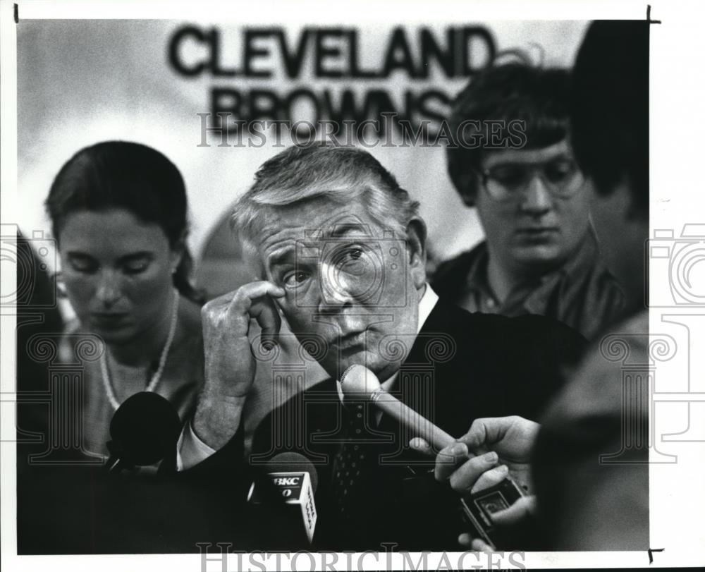 1989 Press Photo Bud Carson talks with reporters after being introduced as coach - Historic Images