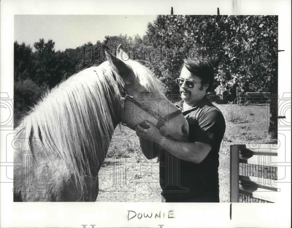 1987 Press Photo Mickey Downie and Blind Horse Outlaw at Proposed Shooting Range - Historic Images