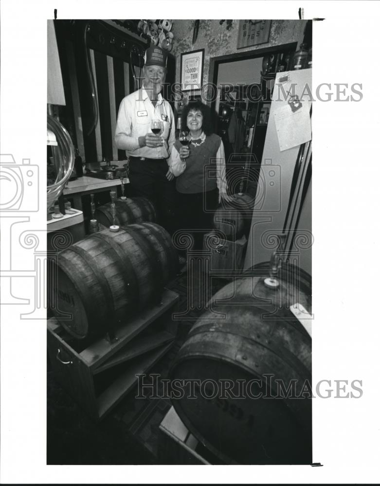 1991 Press Photo Bob &amp; Terry Barrett Wine Barrel Filled Kitchen - cva00212 - Historic Images