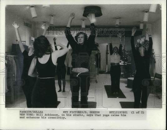1979 Press Photo Bill Atkinson yoga instructor in New York teaching class - Historic Images