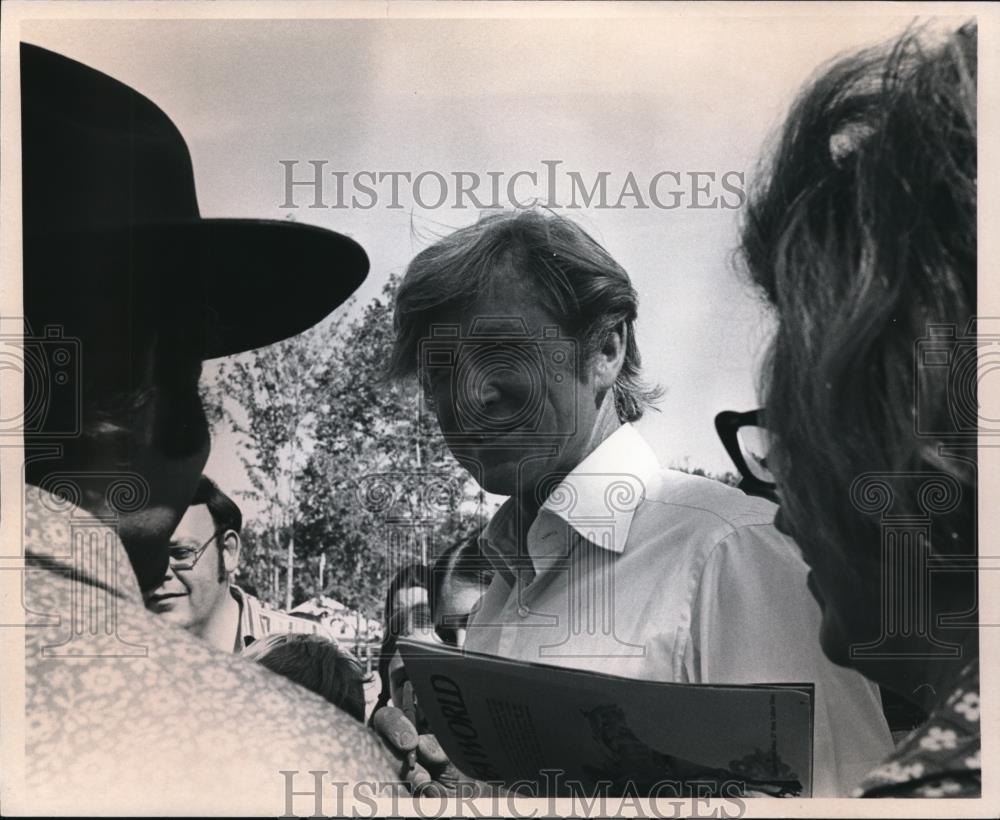 1972 Press Photo Lloyd Bridges gave out autographs cheerfully - Historic Images