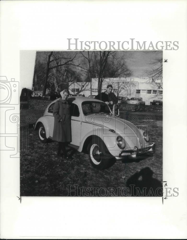 1990 Press Photo Jack And Noreen Boyle with their car. - cva04614 - Historic Images