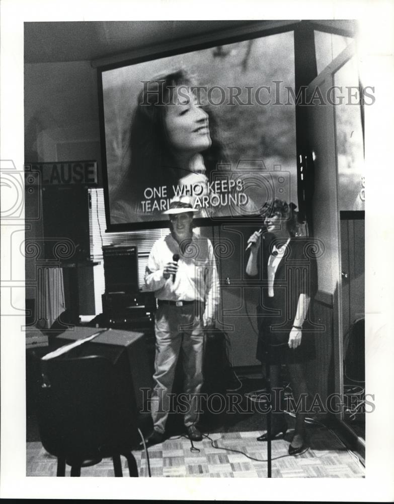 1991 Press Photo Brain Coleman and DarlenLong sing kareoke at Hennesy&#39;s Bar - Historic Images