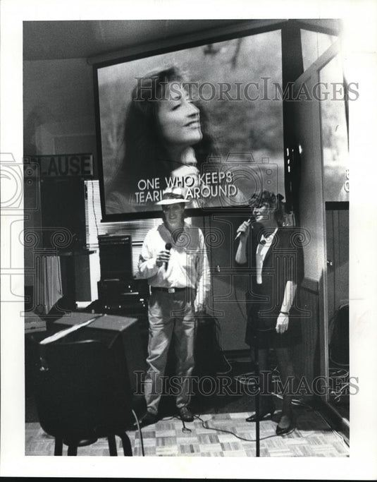 1991 Press Photo Brain Coleman and DarlenLong sing kareoke at Hennesy's Bar - Historic Images