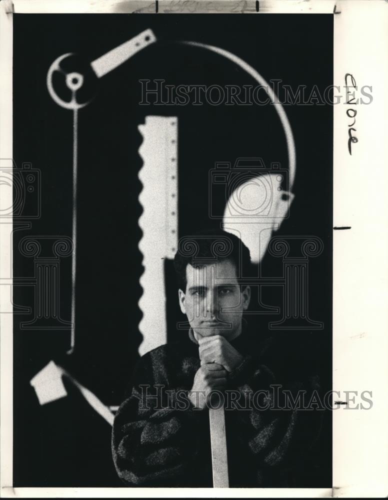 1990 Press Photo Artist Bruce Checefsky Poses With His Photogram - Historic Images